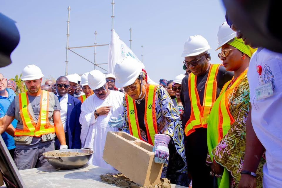 Read more about the article First Lady Tinubu Hails Governor AbdulRazaq as an Outstanding Achiever Amid New Project Launches